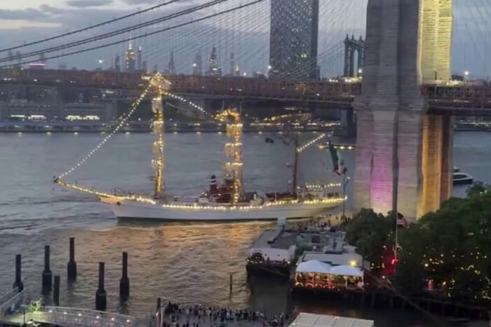 In New York, a vessel with passengers on board collided with the Brooklyn Bridge: there are casualties