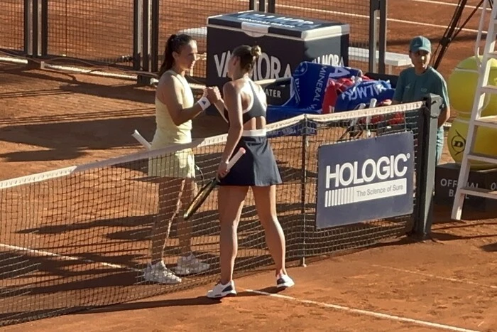 Kostyuk nach dem Spiel drückte der Ex-Russin Kasatkina die Hand
