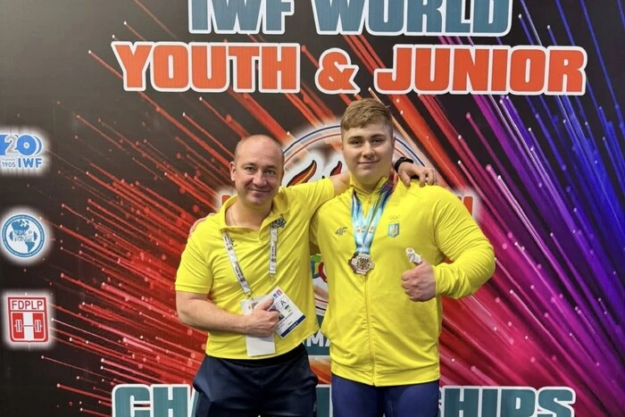 Chmykh with two medals from the World Weightlifting Championship