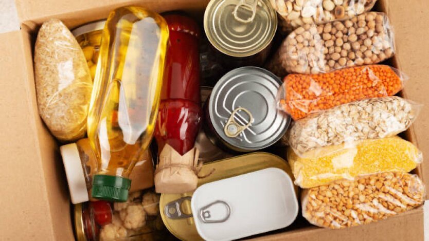 Жінка отримує продукти на пункті роздачі