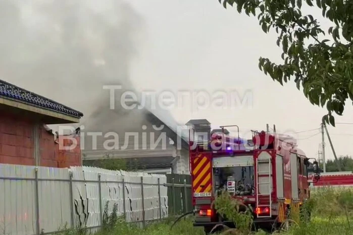 In Uzhhorod brach das Haus nach einem Blitzeinschlag in Flammen (Video)
