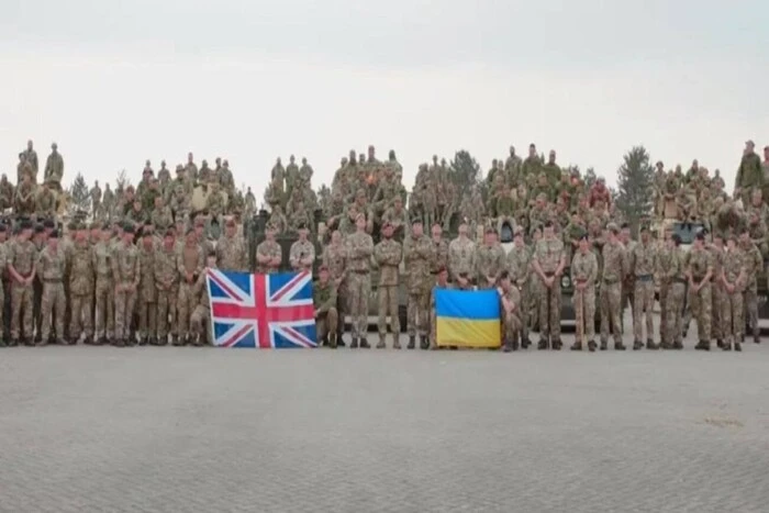 Українські бійці у британській військовій процесії