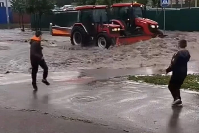 In Poltawa kämpften Schneeräumtraktoren gegen den Regen