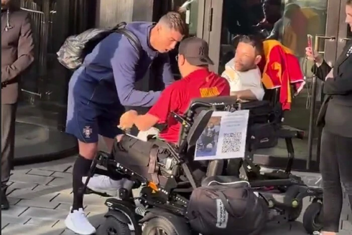 Ronaldo näherte sich den Fans im Rollstuhl, doch einer von ihnen verletzte ihn am Bein