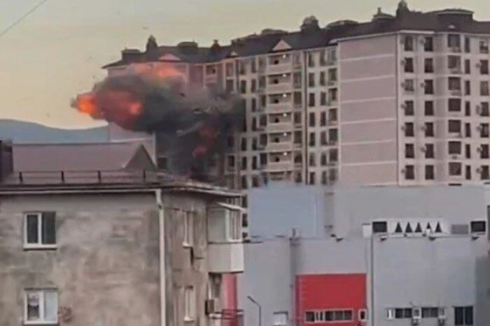Noworossijsk: Drohnenunfall in Hochhaus (Video)