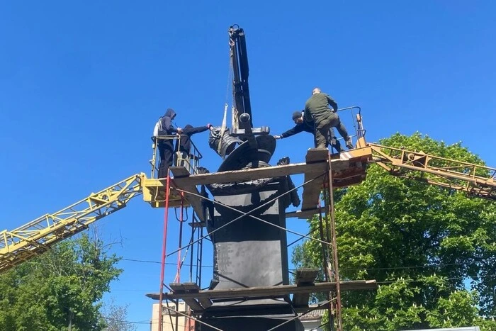 In Poltawa wurde das Denkmal am Erholungsort von Peter I. (Foto) abgebaut
