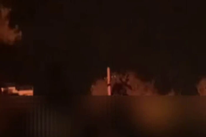 Die Krim unter Drohnenangriff: Explosionen in der Nähe des Flughafens halten an (Video)