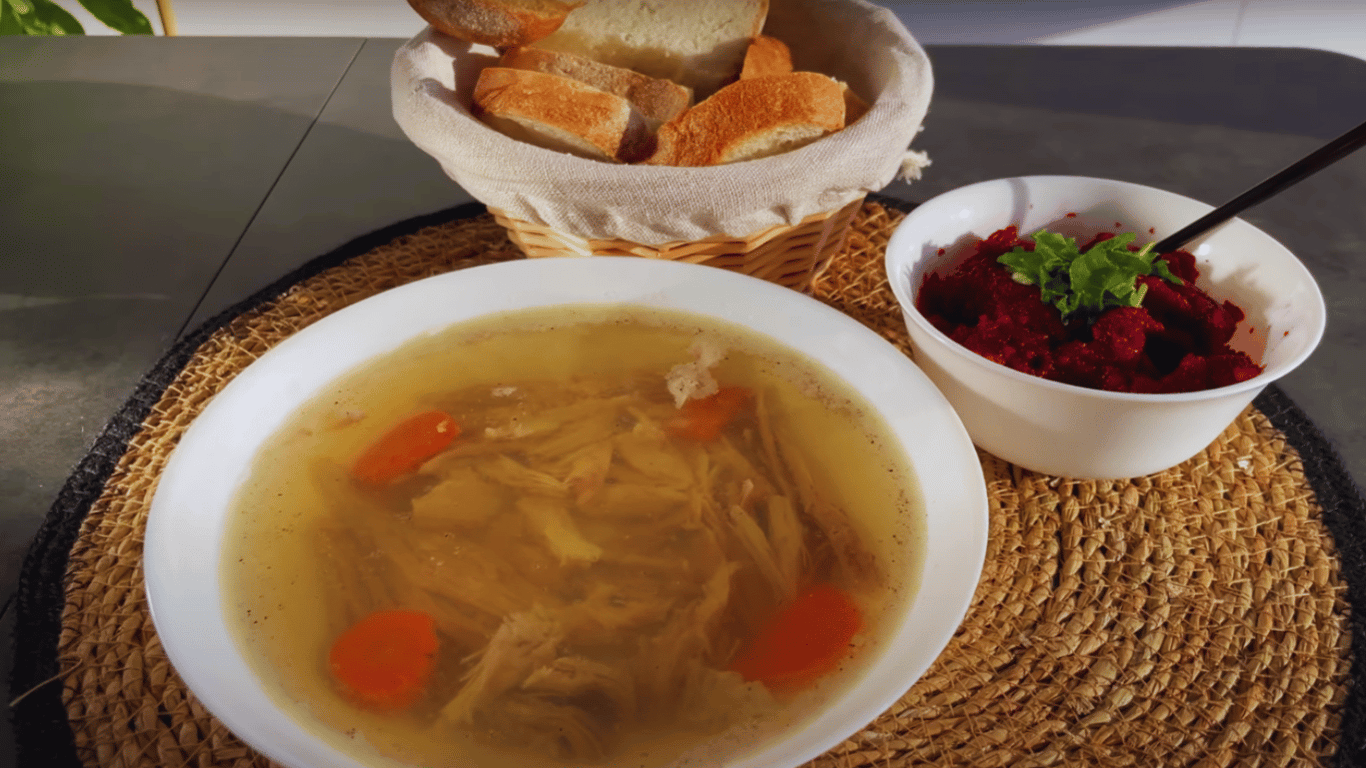 Hausgemachte Sülze mit Schweinefleisch und Hähnchen — kaltes Gericht für den Sommer