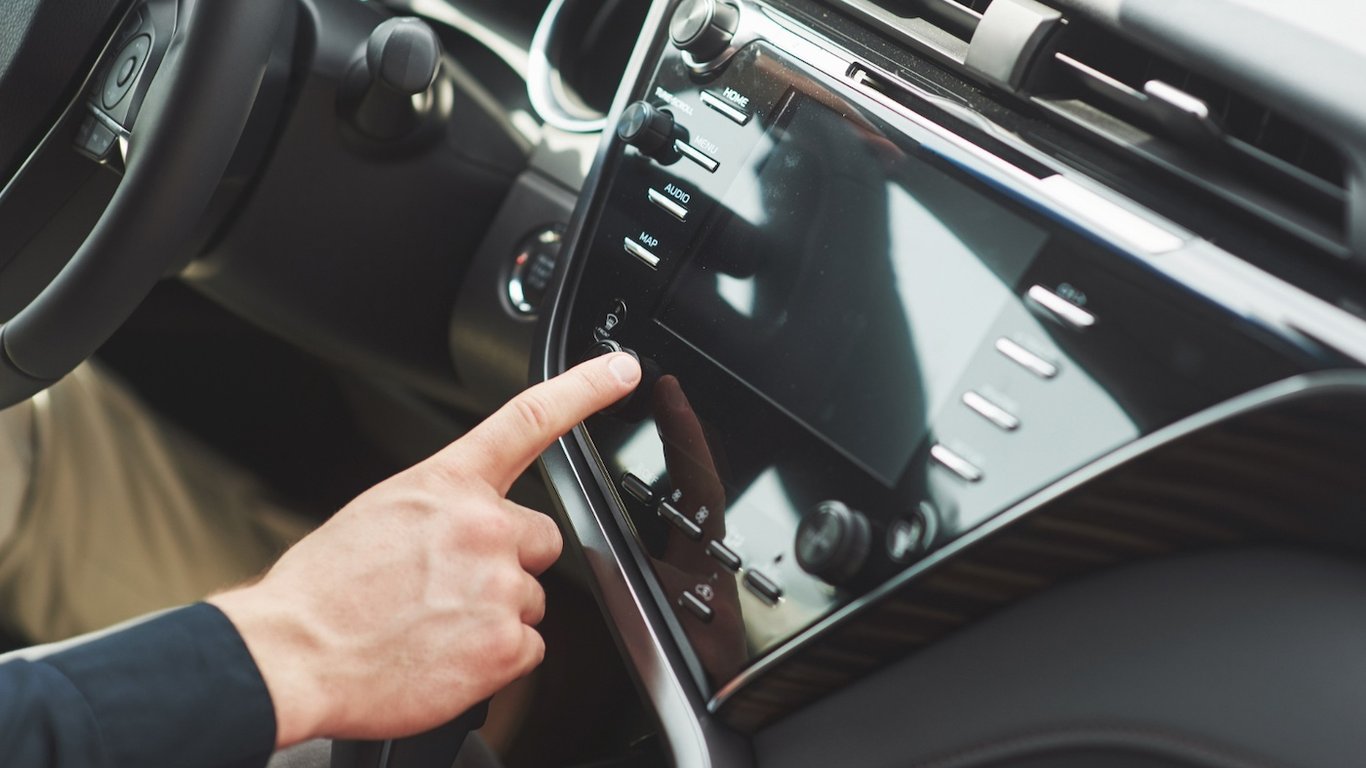 Was sind die Strafen für das Abspielen von Musik im Auto?
