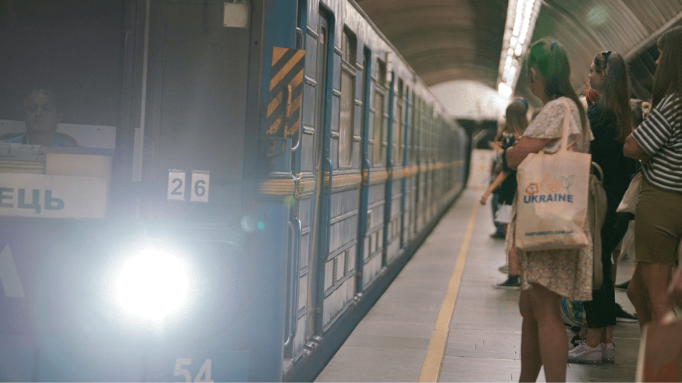 У метрополітені Києва змінили рух потягів — яка причина
