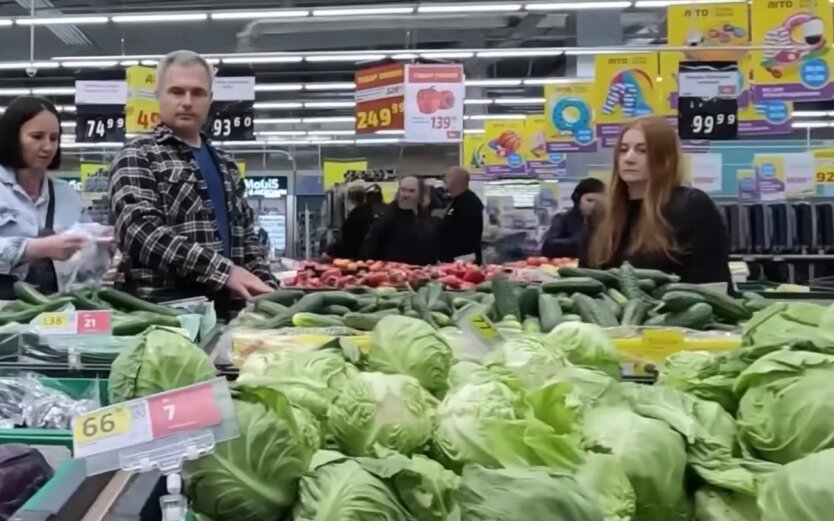 Ашан, Метро и Варус обвалили цены на популярные овощи: сколько стоят килограмм огурцов, помидоров и молодой капусты