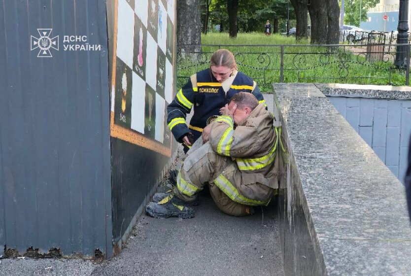 Bohaterowie bez broni: w Kijowie pod rosyjskim ostrzałem zginęli ratownicy, wielu rannych