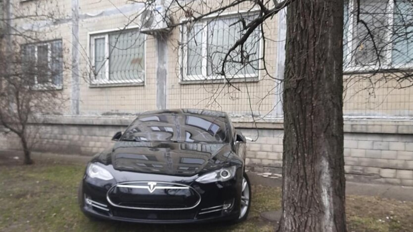Авто заряджається з вікна квартири